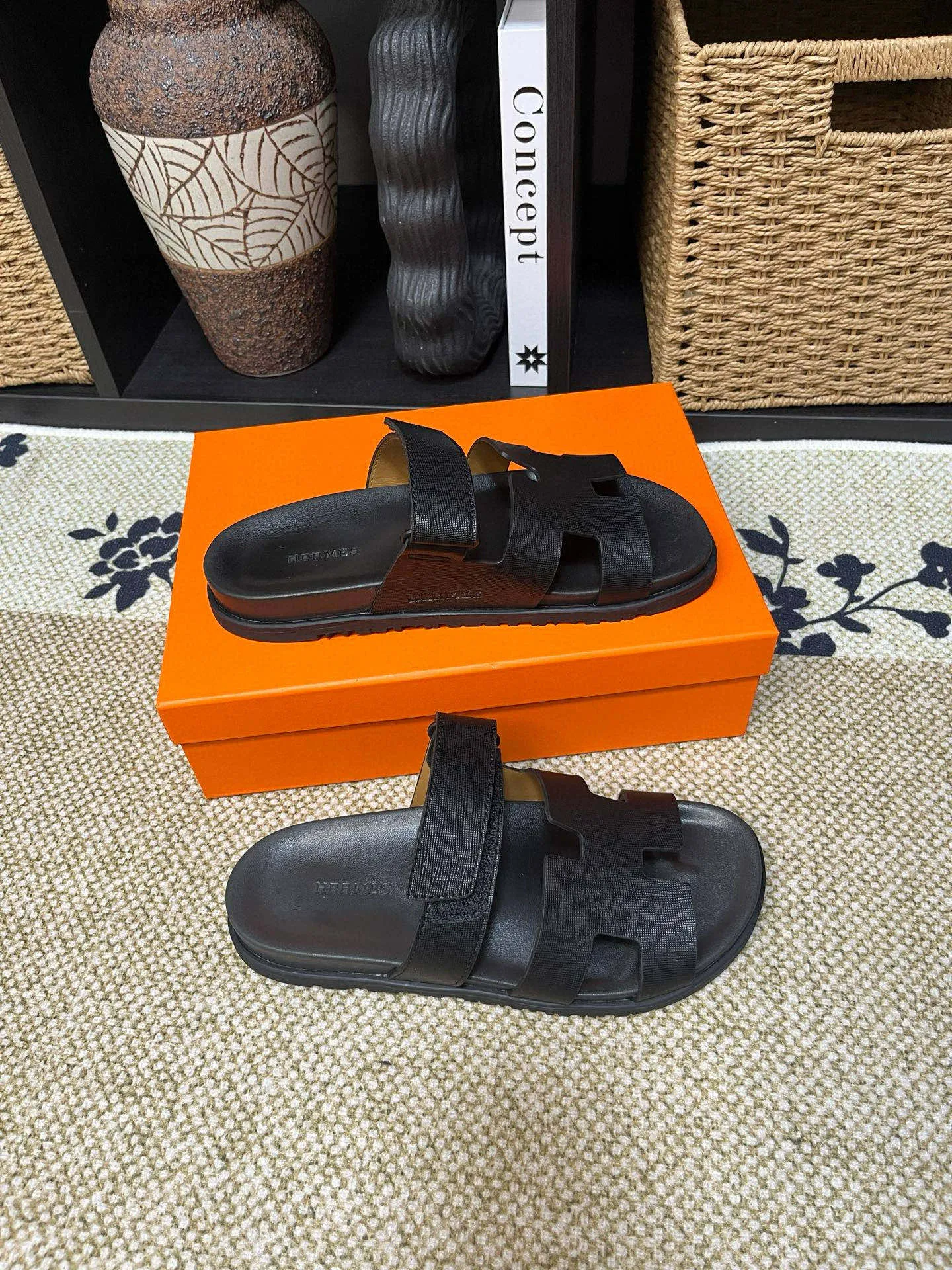 Factory price: 340💰Long-term availability Hermes men's Kazimir slippers for couples - top quality, Hermès woven calfskin functional sandals. The interwoven upper inspired by the "H" iconic pattern creates a casual look, which can be said to be a good companion for summer. Imported cowhide + cowhide lining + TU men's shoes💰Outsole Size: 35-46